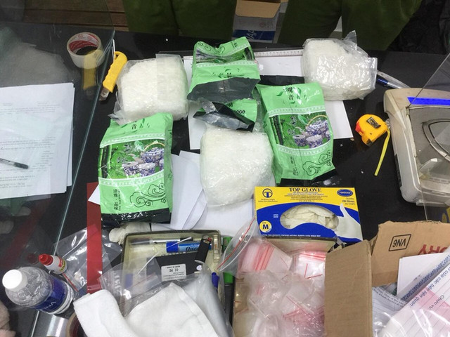 Bắt cặp vợ chồng cùng người ngoại quốc trong đường dây ma tuý khủng ở Sài Gòn - Hình 3 Bat cap vo chong cung nguoi ngoai quoc trong duong day ma tuy khung o Sai Gon-Hinh-3