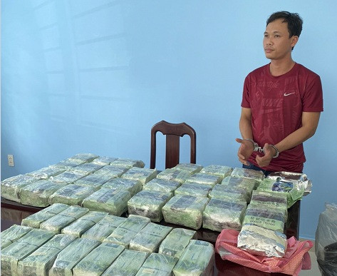 Nhóm buôn ma tuý xuyên quốc gia đi siêu xe chở 100 kg ma tuý, súng, quả nổ - Hình 2 Nhom buon ma tuy xuyen quoc gia di sieu xe cho 100 kg ma tuy, sung, qua no-Hinh-2