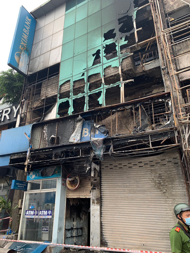 Chi nhánh ngân hàng Eximbank cùng nhà dân bốc cháy ngùn ngụt lúc rạng sáng - Hình 3 Chi nhanh ngan hang Eximbank cung nha dan boc chay ngun ngut luc rang sang-Hinh-3