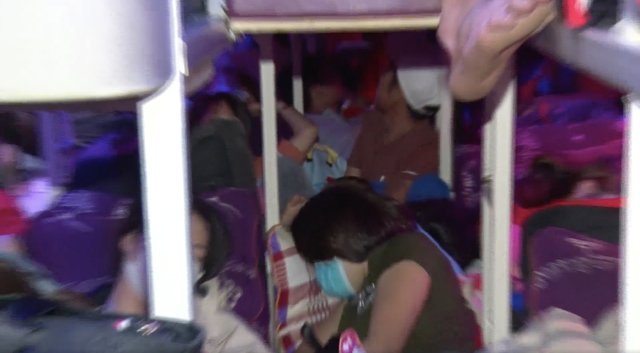 100 hành khách bị nhét trên xe khách 46 chỗ về quê ăn Tết - Hình 2 100 hanh khach bi nhet tren xe khach 46 cho ve que an Tet-Hinh-2