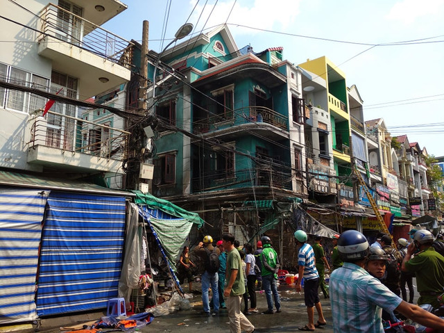 Cảnh sát giải cứu 2 cô gái và 1 người già khỏi đám cháy lớn ở Sài Gòn - Hình 3 Canh sat giai cuu 2 co gai va 1 nguoi gia khoi dam chay lon o Sai Gon-Hinh-3