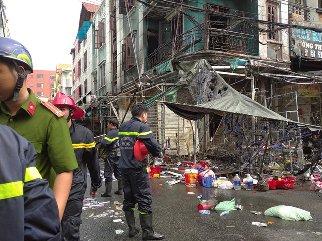 Cảnh sát giải cứu 2 cô gái và 1 người già khỏi đám cháy lớn ở Sài Gòn - Hình 2 Canh sat giai cuu 2 co gai va 1 nguoi gia khoi dam chay lon o Sai Gon-Hinh-2