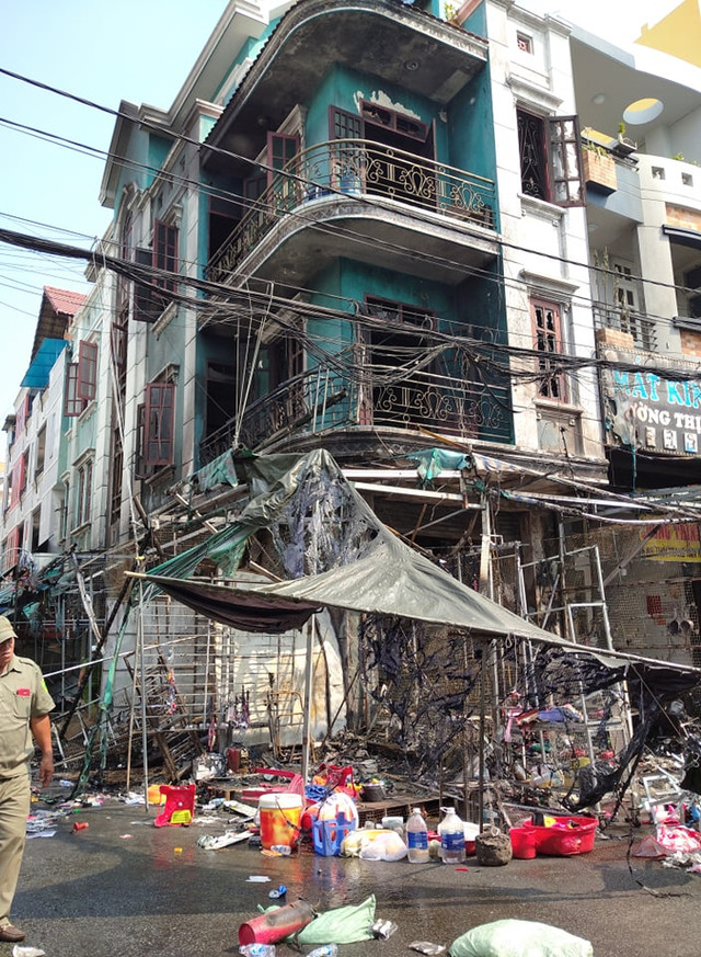 Cảnh sát giải cứu 2 cô gái và 1 người già khỏi đám cháy lớn ở Sài Gòn Canh sat giai cuu 2 co gai va 1 nguoi gia khoi dam chay lon o Sai Gon