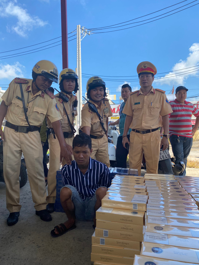 Gây tai nạn bỏ chạy, CSGT truy đuổi phát hiện chở thuốc lá lậu, túi nghi chứa ma tuý - Hình 2 Gay tai nan bo chay, CSGT truy duoi phat hien cho thuoc la lau, tui nghi chua ma tuy-Hinh-2