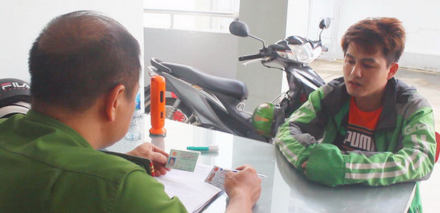 Công an bắt mua bán dâm ở quán cà phê 9999, tài xế Grab chạy tới hối lộ 20 triệu đồng Cong an bat mua ban dam o quan ca phe 9999, tai xe Grab chay toi hoi lo 20 trieu dong