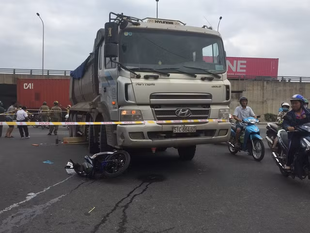 Va cham voi xe ben, vo chet, chong bi thuong nhap vien