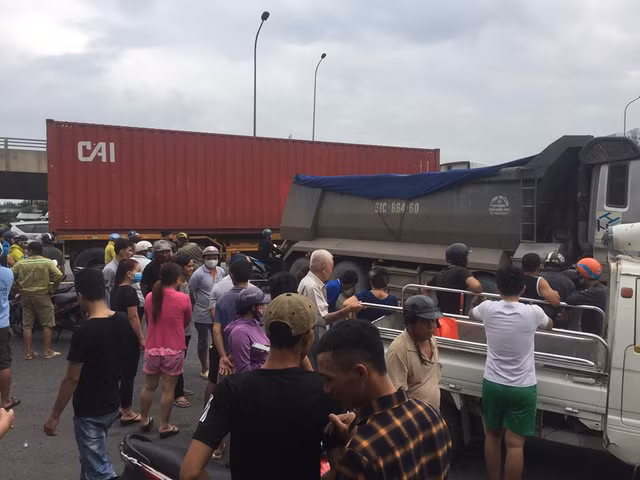 Va cham voi xe ben, vo chet, chong bi thuong nhap vien-Hinh-2