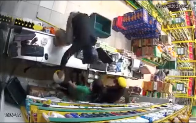 Bat nghi can dung sung khong che nhan vien Bach Hoa Xanh cuop tai san