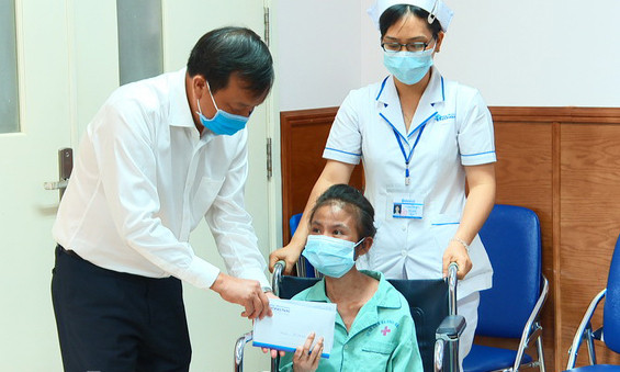 Tiếp viên bị chủ quán chích điện, ép kích dục đã xuất viện Tiep vien bi chu quan chich dien, ep kich duc da xuat vien