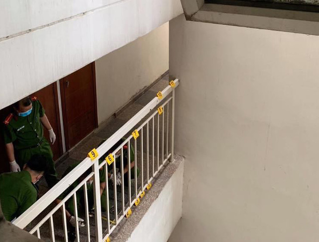 Cảnh sát 'nhập vai' tiến sĩ Bùi Quang Tín trong buổi thực nghiệm lại hiện trường - Hình 6 Canh sat 'nhap vai' tien si Bui Quang Tin trong buoi thuc nghiem lai hien truong-Hinh-6