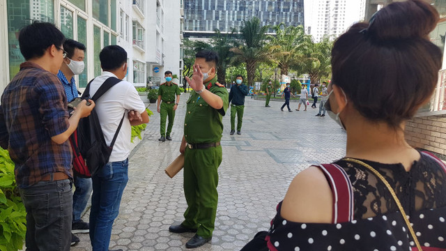 Cảnh sát 'nhập vai' tiến sĩ Bùi Quang Tín trong buổi thực nghiệm lại hiện trường - Hình 4 Canh sat 'nhap vai' tien si Bui Quang Tin trong buoi thuc nghiem lai hien truong-Hinh-4