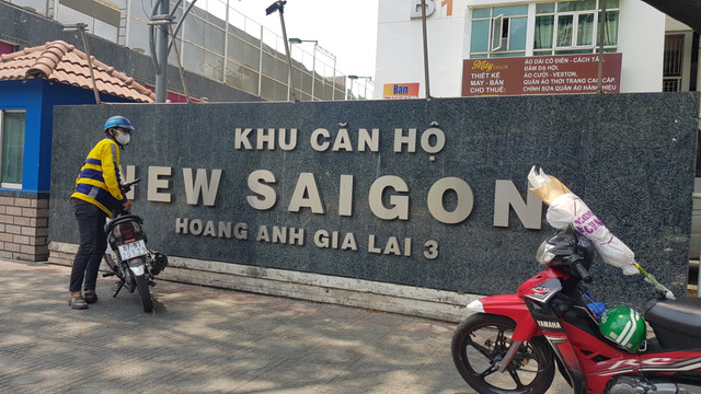 Cảnh sát 'nhập vai' tiến sĩ Bùi Quang Tín trong buổi thực nghiệm lại hiện trường - Hình 5 Canh sat 'nhap vai' tien si Bui Quang Tin trong buoi thuc nghiem lai hien truong-Hinh-5