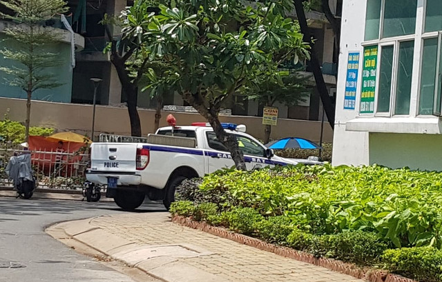 Cảnh sát 'nhập vai' tiến sĩ Bùi Quang Tín trong buổi thực nghiệm lại hiện trường - Hình 2 Canh sat 'nhap vai' tien si Bui Quang Tin trong buoi thuc nghiem lai hien truong-Hinh-2