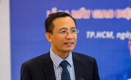 Cảnh sát 'nhập vai' tiến sĩ Bùi Quang Tín trong buổi thực nghiệm lại hiện trường Canh sat 'nhap vai' tien si Bui Quang Tin trong buoi thuc nghiem lai hien truong
