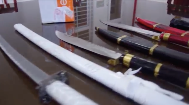 Giỏ đựng gà chọi chứa hơn 4kg ma tuý, dao, kiếm... của người đàn ông đi xe SH Gio dung ga choi chua hon 4kg ma tuy, dao, kiem... cua nguoi dan ong di xe SH