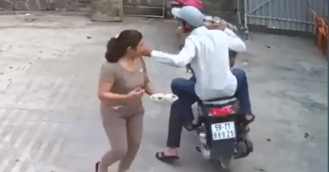 Tiếc chiếc dép, kẻ cướp quay lại hiện trường nhặt thì bị bảo vệ bắt giữ Tiec chiec dep, ke cuop quay lai hien truong nhat thi bi bao ve bat giu