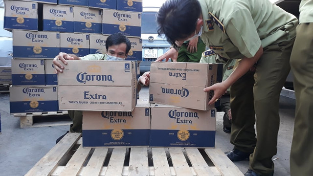 Kho hàng hoá chứa nhiều thùng sữa hiệu Ensure, bia ngoại nhập không rõ nguồn gốc - Hình 4 Kho hang hoa chua nhieu thung sua hieu Ensure, bia ngoai nhap khong ro nguon goc-Hinh-4