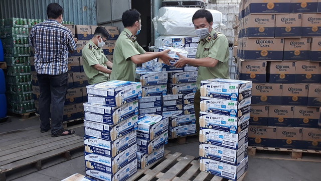 Kho hàng hoá chứa nhiều thùng sữa hiệu Ensure, bia ngoại nhập không rõ nguồn gốc - Hình 2 Kho hang hoa chua nhieu thung sua hieu Ensure, bia ngoai nhap khong ro nguon goc-Hinh-2