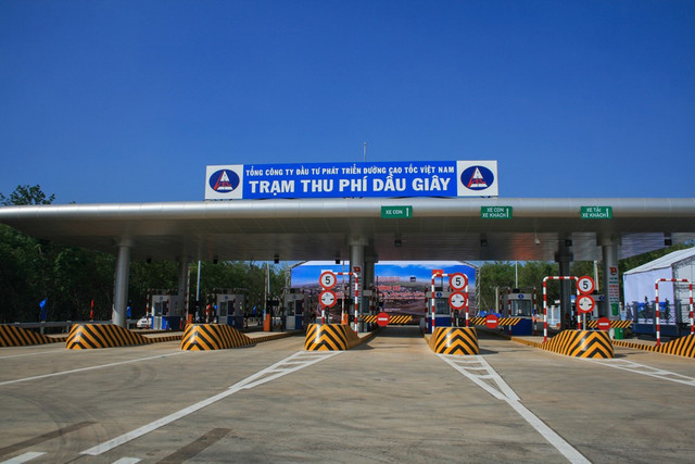 Nam thanh niên bịt mặt cướp gần 40 triệu ở trạm thu phí cao tốc Nam thanh nien bit mat cuop gan 40 trieu o tram thu phi cao toc