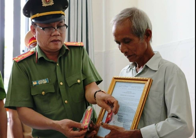 Thăng cấp hàm với trung uý CSGT bị quái xế tông tử vong ở Sài Gòn Thang cap ham voi trung uy CSGT bi quai xe tong tu vong o Sai Gon