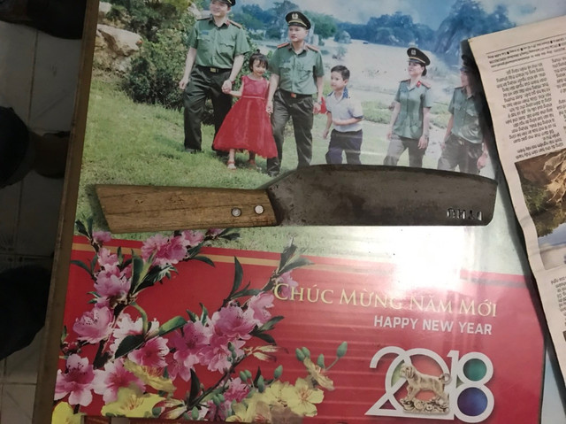 Thanh niên cướp tài sản dùng dao khống chế bé gái 3 tuổi khi bị người dân truy đuổi - Hình 2 Thanh nien cuop tai san dung dao khong che be gai 3 tuoi khi bi nguoi dan truy duoi-Hinh-2