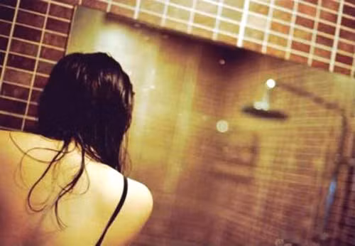 Thieu nu 15 tuoi bi nguoi yeu va ban cua nguoi yeu du do quan he tinh duc