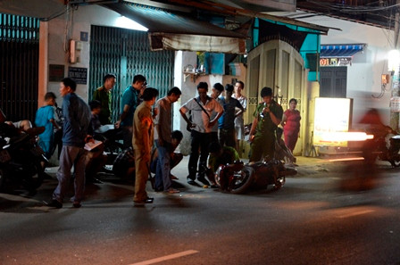 Thanh nien lao thang xe may vao ten cuop day chuyen o Sai Gon