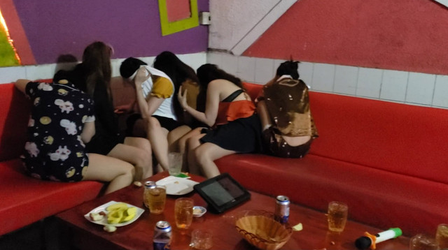 Bắt quả tang 7 nữ tiếp viên quán karaoke khoả thân phục vụ khách Bat qua tang 7 nu tiep vien quan karaoke khoa than phuc vu khach