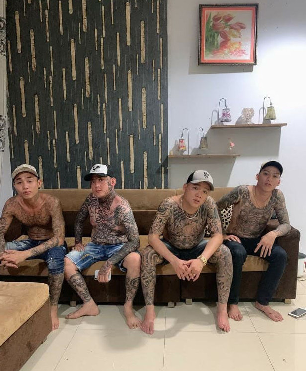 Truy tìm 3 đại ca trả tiền cho 200 giang hồ áo cam chém người ở Sài Gòn Truy tim 3 dai ca tra tien cho 200 giang ho ao cam chem nguoi o Sai Gon