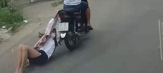 Tên cướp kéo lê cô gái hàng trăm mét trên đường ở Sài Gòn Ten cuop keo le co gai hang tram met tren duong o Sai Gon