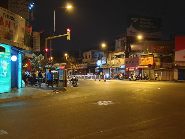 Trong căn nhà của kẻ nghi ngáo đá cầm lựu đạn cố thủ có súng, mã tấu - Hình 3 Trong can nha cua ke nghi ngao da cam luu dan co thu co sung, ma tau-Hinh-3
