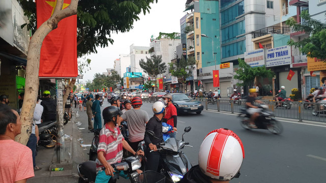 Trong căn nhà của kẻ nghi ngáo đá cầm lựu đạn cố thủ có súng, mã tấu - Hình 2 Trong can nha cua ke nghi ngao da cam luu dan co thu co sung, ma tau-Hinh-2