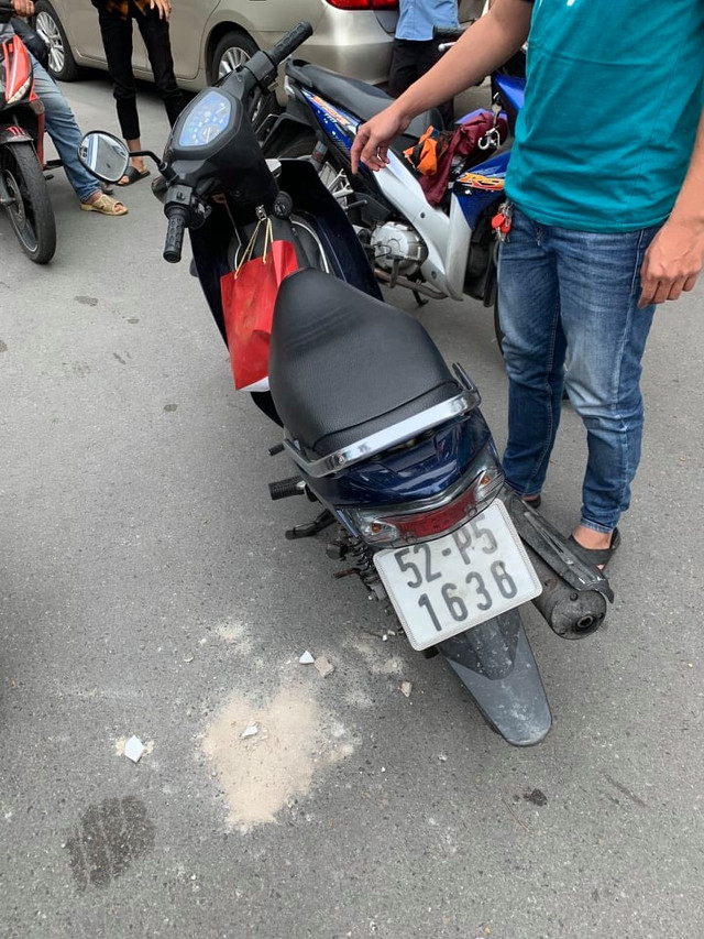 Co gai dang chup hinh 'tu suong' bi ten cuop giat dien thoai-Hinh-2