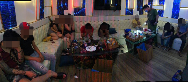 33 dân chơi mở tiệc ma tuý trong quán karaoke - Hình 3 33 dan choi mo tiec ma tuy trong quan karaoke-Hinh-3