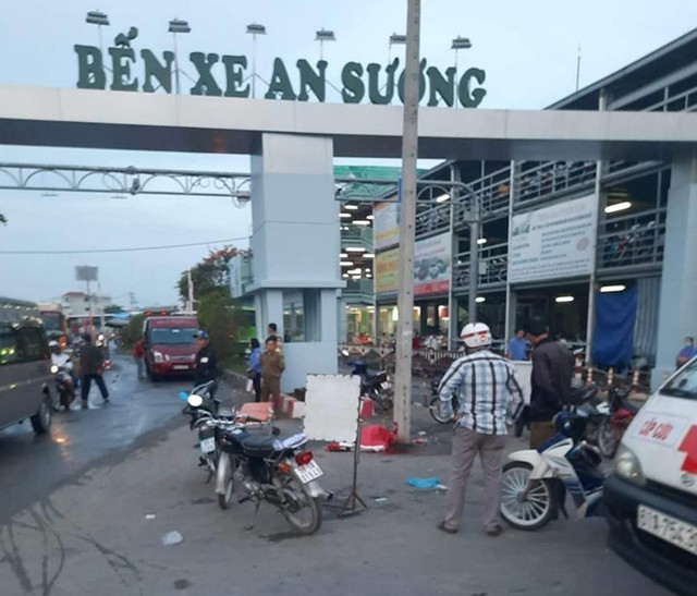 Truy bắt kẻ đâm chết lái ô tô công nghệ trước cổng bến xe ở Sài Gòn Truy bat ke dam chet lai o to cong nghe truoc cong ben xe o Sai Gon