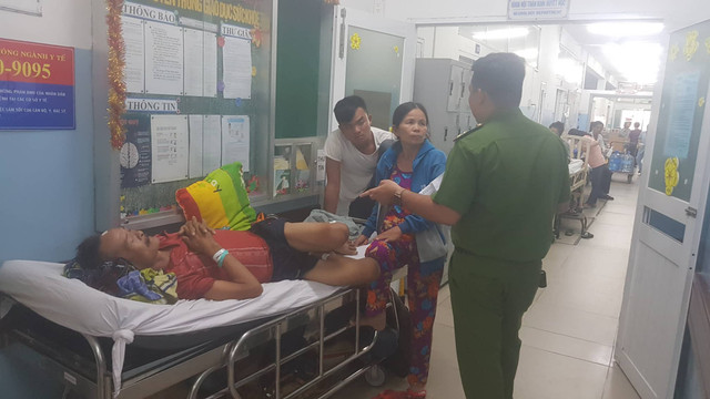 Cụ ông 72 tuổi bị nhóm thanh niên Sài Gòn dàn cảnh cướp 400 tờ vé số - Hình 2 Cu ong 72 tuoi bi nhom thanh nien Sai Gon dan canh cuop 400 to ve so-Hinh-2