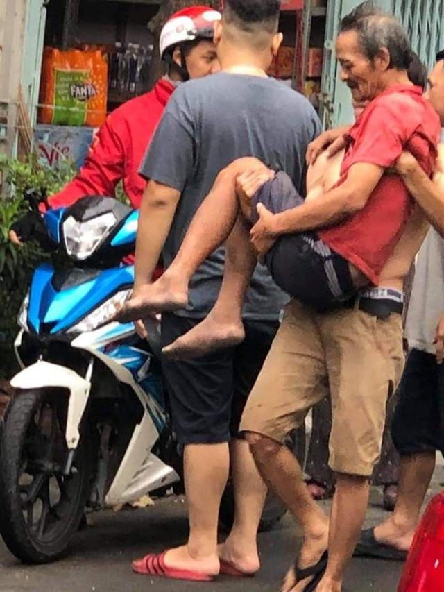 Cụ ông 72 tuổi bị nhóm thanh niên Sài Gòn dàn cảnh cướp 400 tờ vé số Cu ong 72 tuoi bi nhom thanh nien Sai Gon dan canh cuop 400 to ve so