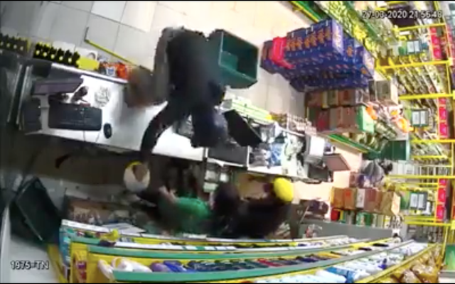 Bắt nghi phạm nghi dùng súng cướp cửa hàng Bách Hoá Xanh - Hình 2 Bat nghi pham nghi dung sung cuop cua hang Bach Hoa Xanh-Hinh-2