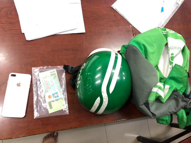 Lời khai của tài xế GrabBike giật điện thoại của người mẹ ẵm con nhỏ - Hình 3 Loi khai cua tai xe GrabBike giat dien thoai cua nguoi me am con nho-Hinh-3