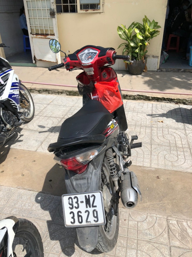 Lời khai của tài xế GrabBike giật điện thoại của người mẹ ẵm con nhỏ - Hình 2 Loi khai cua tai xe GrabBike giat dien thoai cua nguoi me am con nho-Hinh-2