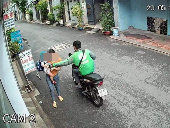 Lời khai của tài xế GrabBike giật điện thoại của người mẹ ẵm con nhỏ - Hình 4 Loi khai cua tai xe GrabBike giat dien thoai cua nguoi me am con nho-Hinh-4