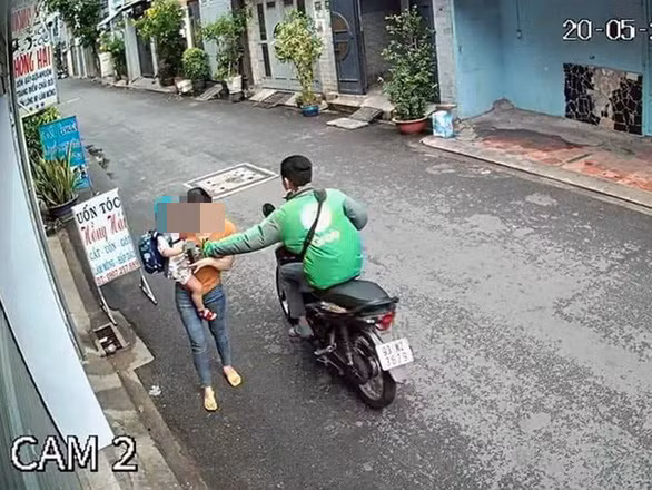 Loi khai cua tai xe GrabBike giat dien thoai cua nguoi me am con nho-Hinh-4