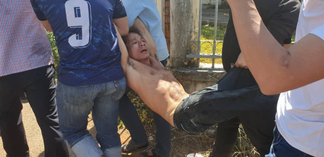 Thanh niên trộm mai Tết cầm dao chém ngang bụng trung uý công an Thanh nien trom mai Tet cam dao chem ngang bung trung uy cong an