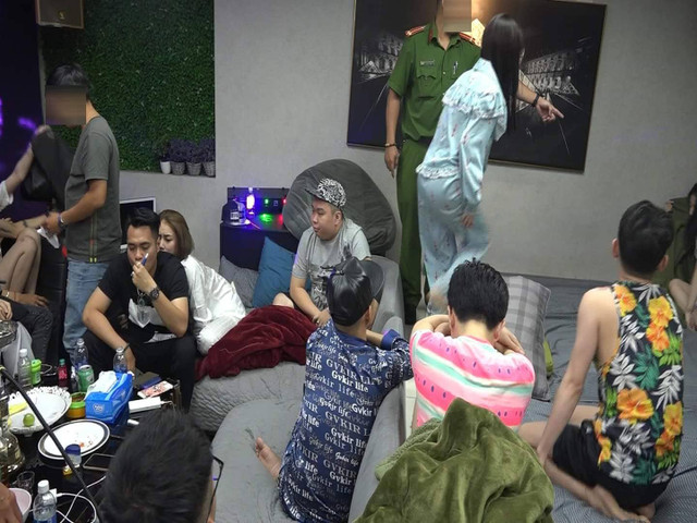 Hàng chục 'dân chơi' thác loạn ma tuý trong toà nhà ở trung tâm Sài Gòn Hang chuc 'dan choi' thac loan ma tuy trong toa nha o trung tam Sai Gon