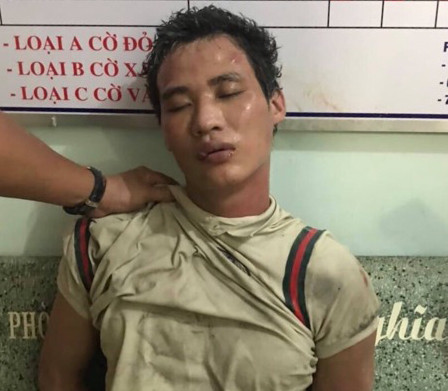 Thanh niên ngáo đá cầm dao khống chế người mẹ trẻ cùng con nhỏ trong nhà tắm Thanh nien ngao da cam dao khong che nguoi me tre cung con nho trong nha tam