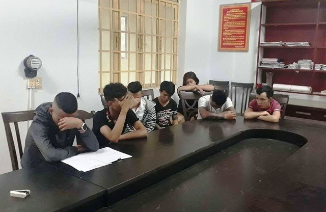 Đột kích quán bar Romance, phát hiện gần 100 dân chơi đang quậy tưng bừng - Hình 2 Dot kich quan bar Romance, phat hien gan 100 dan choi dang quay tung bung-Hinh-2