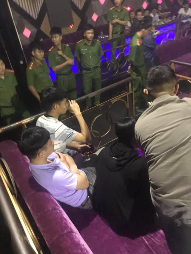 Đột kích quán bar Romance, phát hiện gần 100 dân chơi đang quậy tưng bừng Dot kich quan bar Romance, phat hien gan 100 dan choi dang quay tung bung