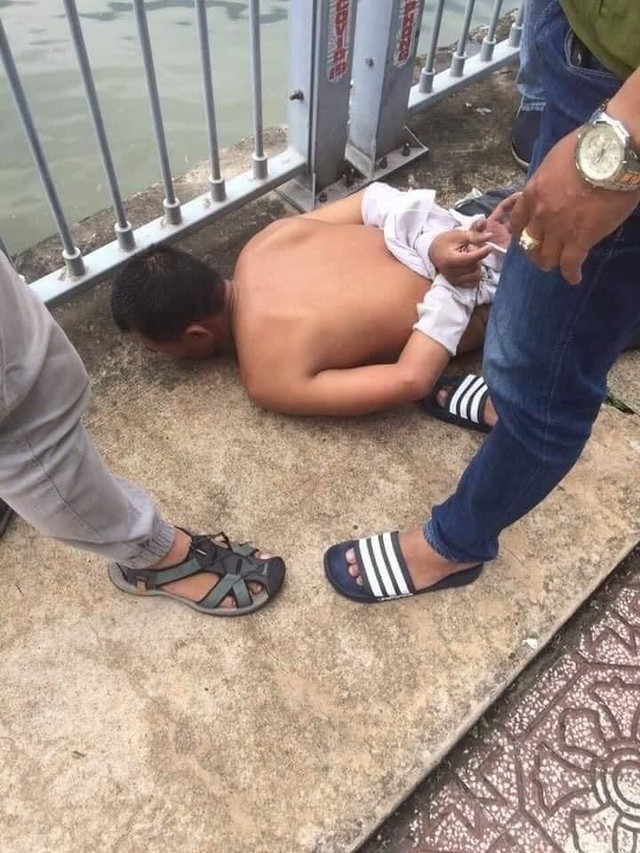 Kẻ trộm tấn công cảnh sát hình sự rồi nhảy kênh - Hình 4 Ke trom tan cong canh sat hinh su roi nhay kenh-Hinh-4