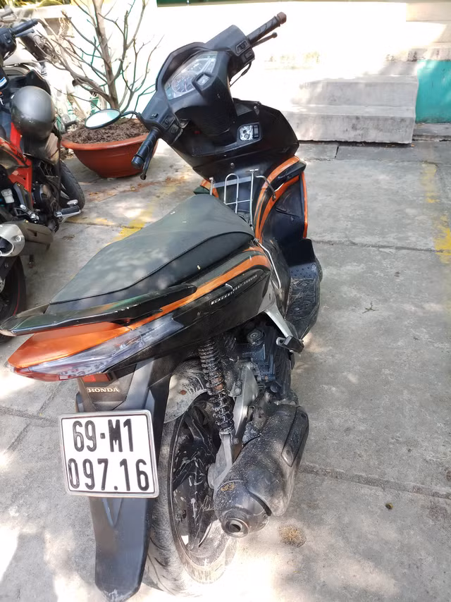 Thanh nien doi non cong an, chuyen mo cop xe nhan vien co quan nha nuoc trom tai san-Hinh-2