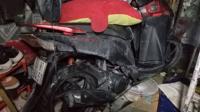 Vo dat con gai ra duong ngoi, chong khoa cua phong tro cham lua dot-Hinh-2